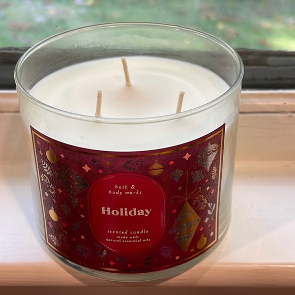NEW Bath & Body Works large Holiday scented candle - Picture 2 of 4